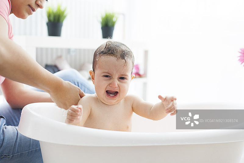 洗澡时宝宝哭了图片素材