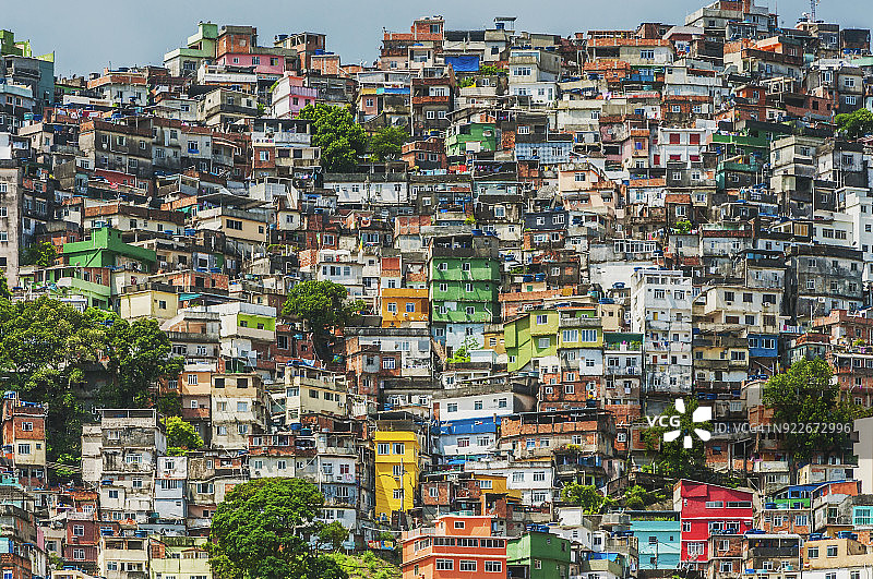 充满活力的彩色建筑和棚屋，Rocinha已经成为巴西最大的贫民窟和旅游景点。它在葡萄牙语中被称为“favela”，有7万居民图片素材