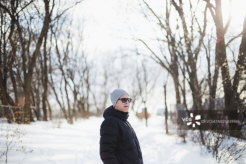 一个成熟男人在冬天的肖像图片素材