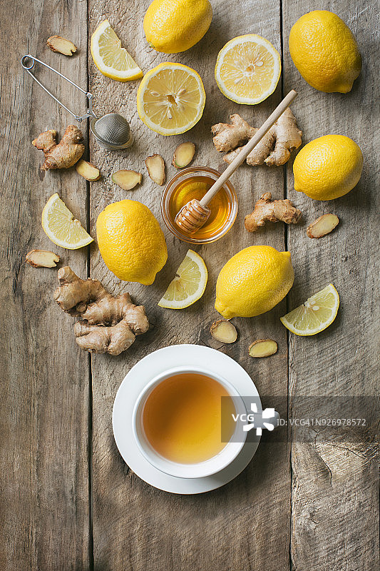 俯视图一杯柠檬和蜂蜜茶在乡村木质背景。图片素材