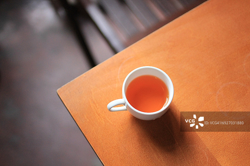 一杯红茶放在木桌的一角图片素材