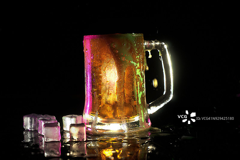 用啤酒杯泼冰啤酒图片素材