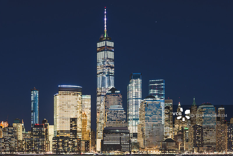 曼哈顿下城的天际线，纽约夜晚的天际线图片素材