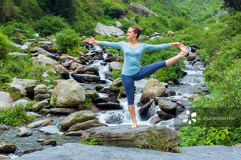 女子做阿斯汤加串联瑜伽户外瀑布体式图片素材