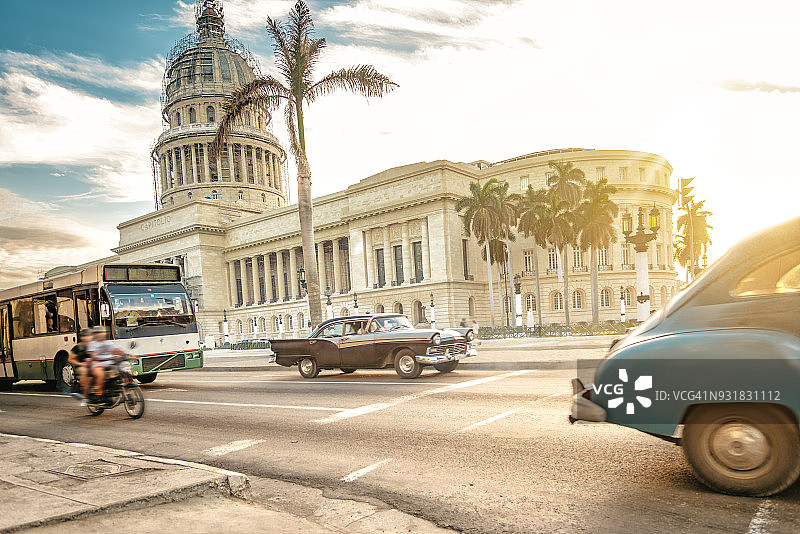 哈瓦那国会大厦前的老式美国汽车图片素材