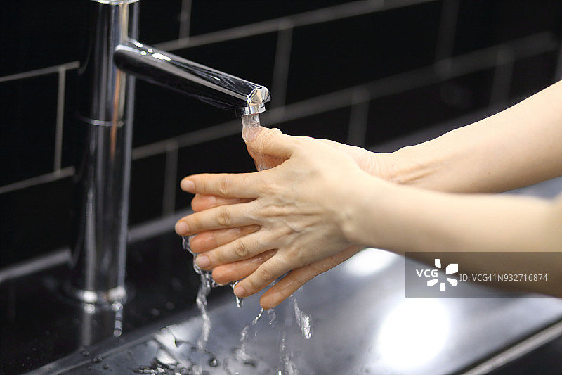 女人在浴室水槽洗手的特写图片素材