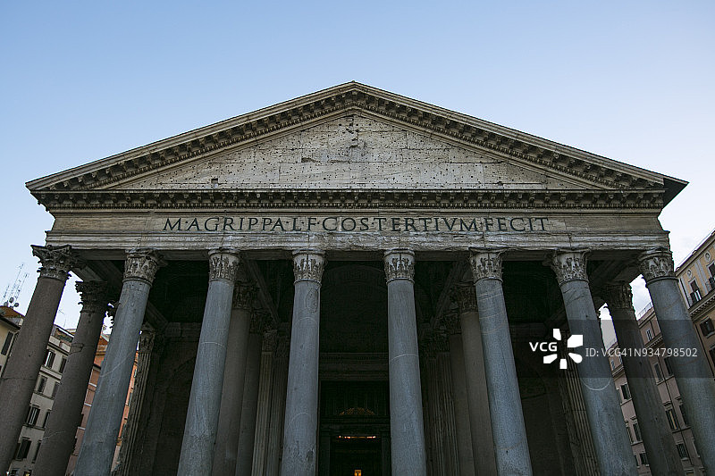 意大利罗马万神殿，可以追溯到罗马帝国时期。夏日阳光明媚，游人如云，天空湛蓝图片素材