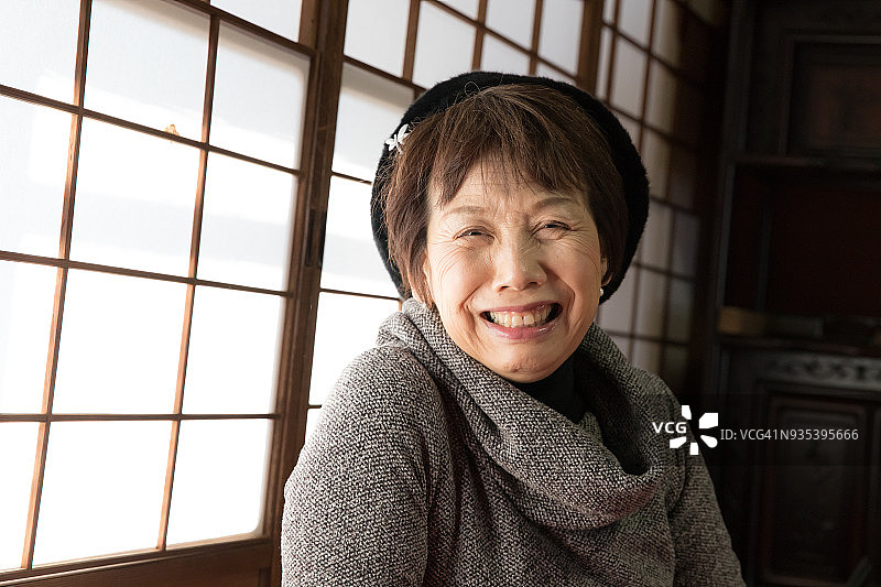 坐在传统房间里的日本年长妇女图片素材
