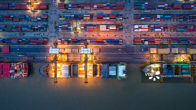 集装箱货轮和货机夜间工作桥在船厂的物流和运输，物流进出口和运输行业背景图片素材