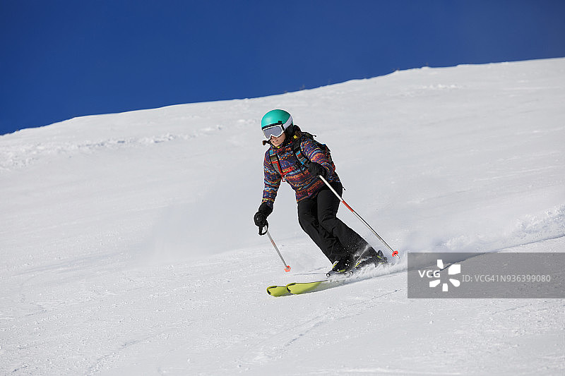 女子滑雪者在滑雪胜地滑雪业余冬季运动图片素材