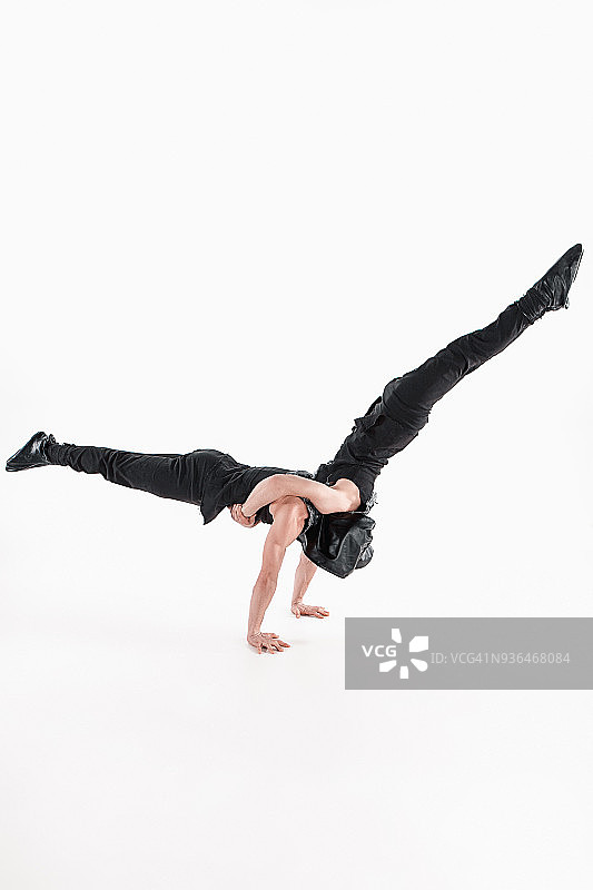 保持平衡姿势的高加索男子体操杂技组图片素材