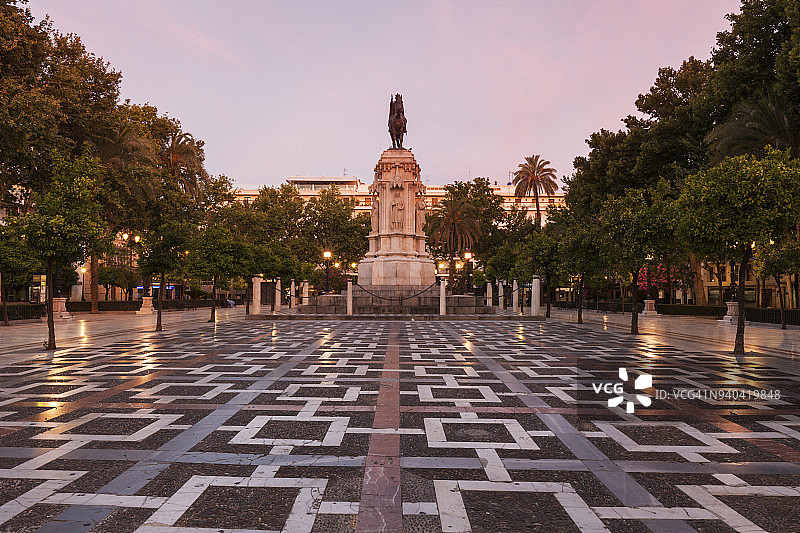 塞维利亚新广场上的费尔南多三世雕像。这座雕塑是由胡安·塔拉维拉和埃雷迪亚设计的图片素材