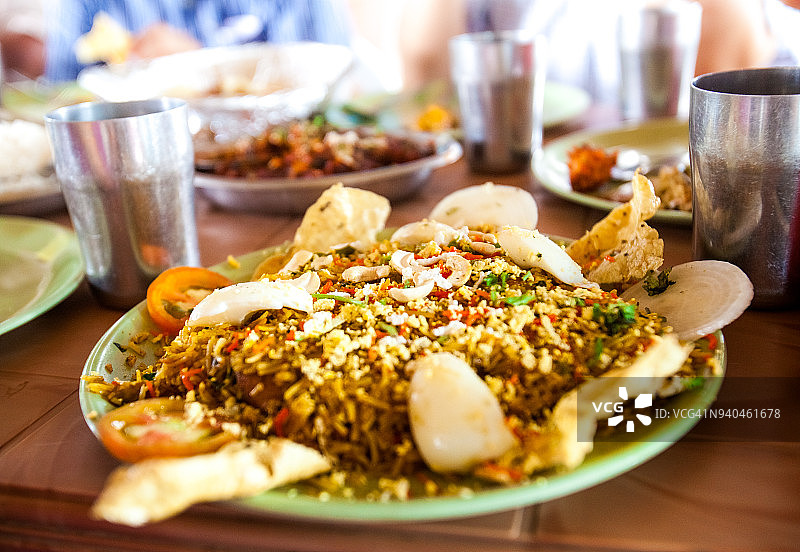 印度菜:桌上有一盘肉饭和炒饭图片素材