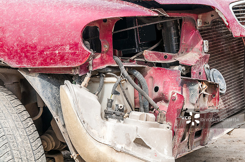 在近距离的碰撞事故中，破碎和损坏的汽车残骸正面有致命的后果图片素材