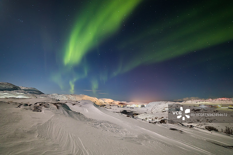 雪山上的北极光图片素材