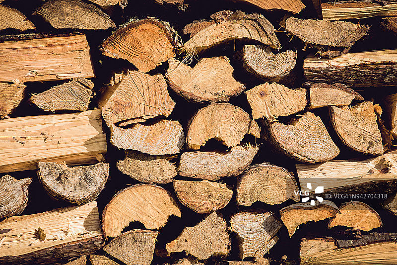 准备过冬的砍干的木柴图片素材