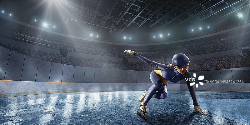 女子短道运动员滑在专业冰场图片素材