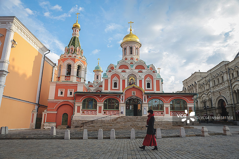 俄罗斯莫斯科红场喀山大教堂前的年轻女子图片素材