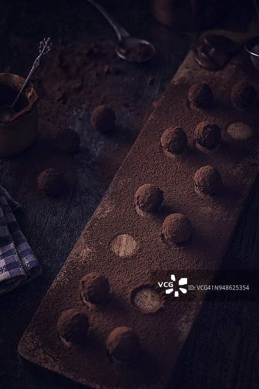 准备最好的自制巧克力果仁图片素材