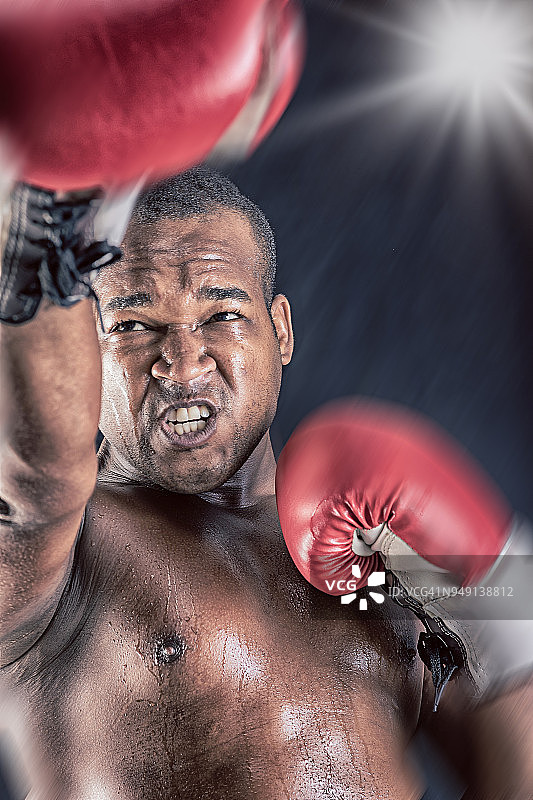 好斗的运动员在拳击比赛中戴着手套拳击图片素材
