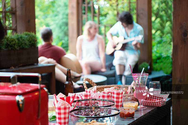 与千禧一代或Y一代的朋友一起玩音乐，进行夏日烧烤图片素材