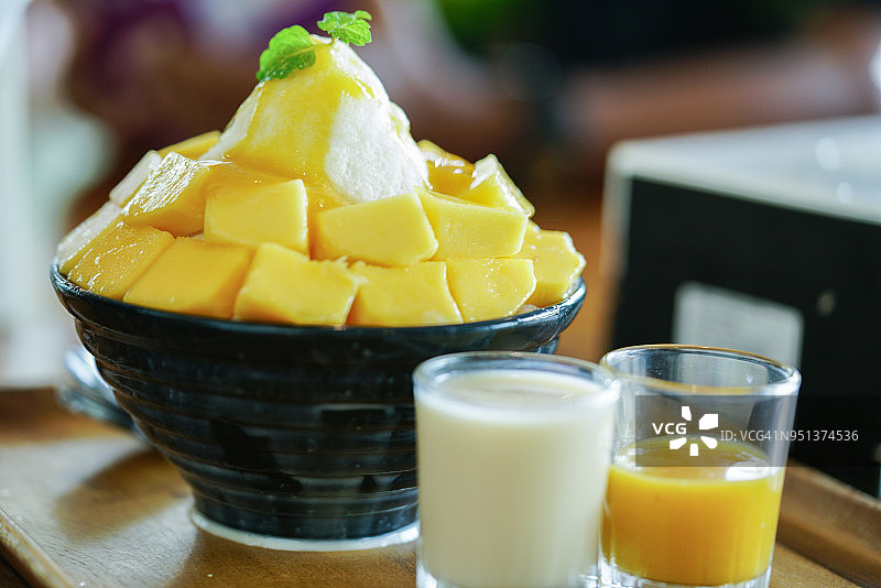 韩式牛奶刨冰加新鲜芒果。芒果bingsu。图片素材