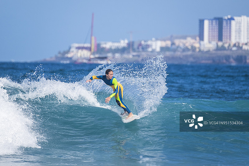 西班牙，特内里费，年轻的冲浪者图片素材