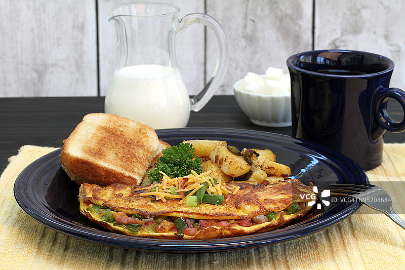 西式煎蛋卷，吐司，薯条和咖啡早餐图片素材