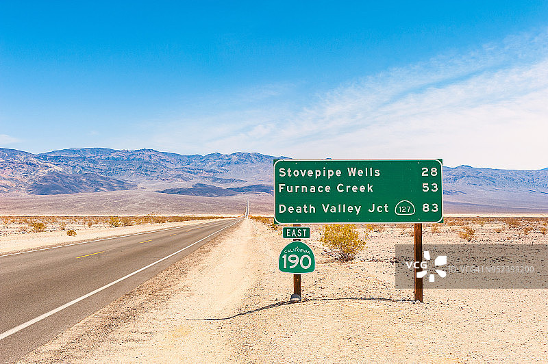 指向美国加州死亡谷目的地的路标图片素材