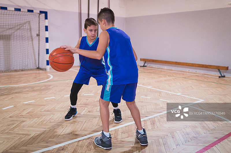 两名篮球运动员在室内训练图片素材