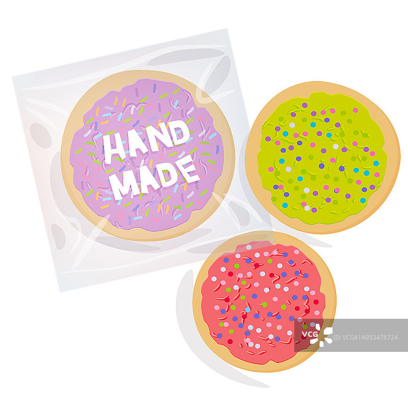 新鲜烘焙的糖曲奇装在透明的塑料包装里，上面点缀着粉绿紫罗兰色的糖霜和五颜六色的糖屑。白色背景上的明亮颜色。向量图片素材