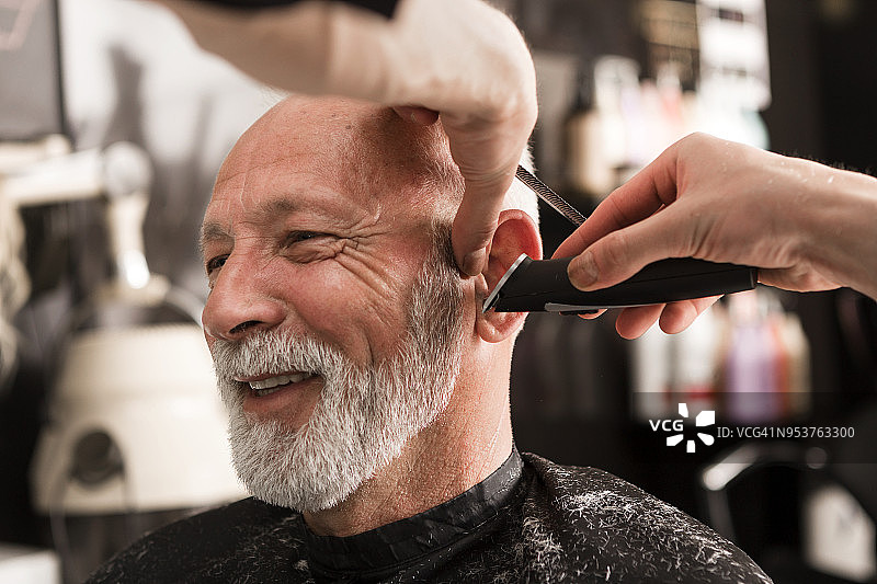 一位老人在理发店理发图片素材