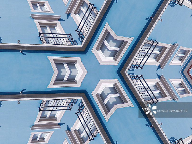 葡萄牙里斯本的住宅建筑，色彩柔和的蓝色立面，像万花筒一样图片素材