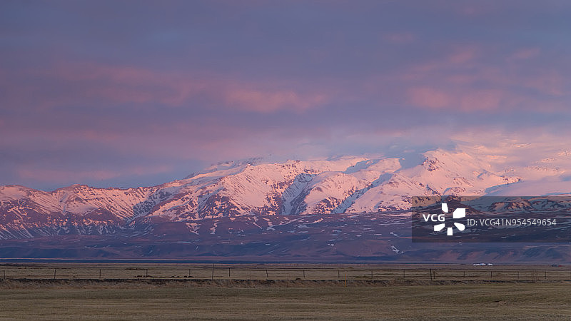 米达尔斯冰川清晨日出的风景。Myrdalsjokull是位于冰岛南部myrdalur的Vik村北部的一个冰帽图片素材