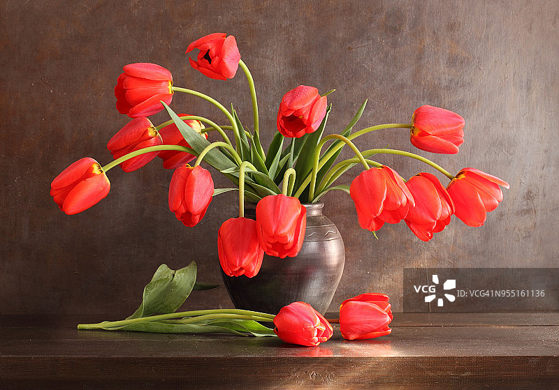 黑色陶瓷花瓶里的红色郁金香花束图片素材