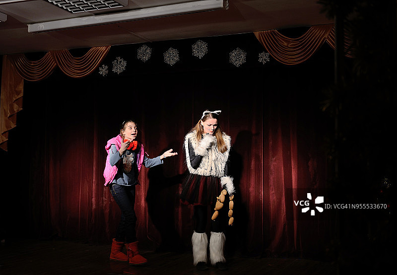 在戏剧学校，一名少女在童话故事中扮演女巫的角色图片素材