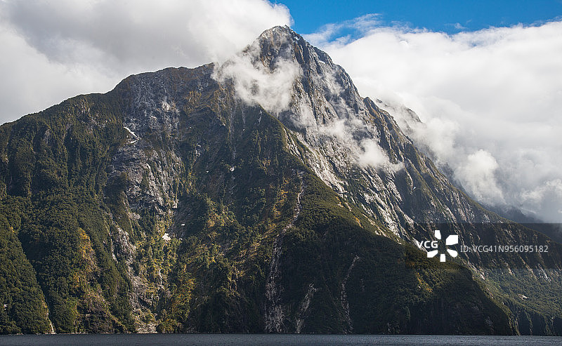 米特峰是新西兰米尔福德湾的一个标志性山峰，美丽的风景。图片素材