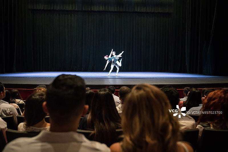 观众在剧院观看芭蕾舞表演的观众图片素材