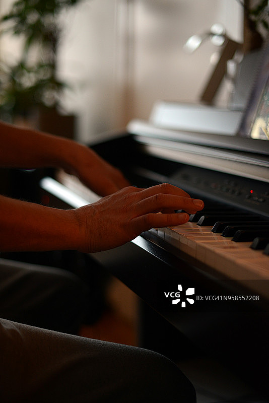 一个弹钢琴的人图片素材