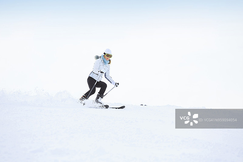 业余冬季运动女子滑雪图片素材