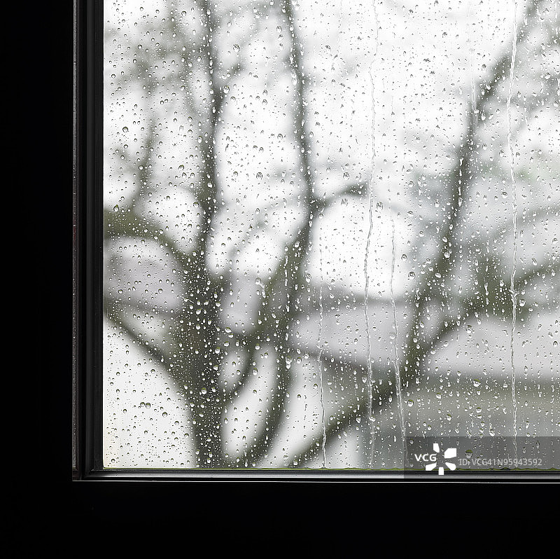 窗边和雨点图片素材