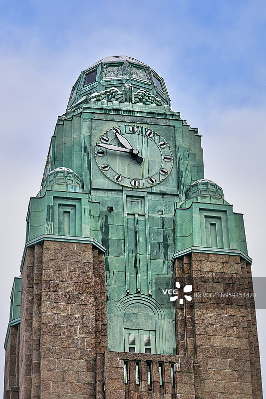 赫尔辛基中央车站，特写钟塔与雪和蓝天，芬兰图片素材