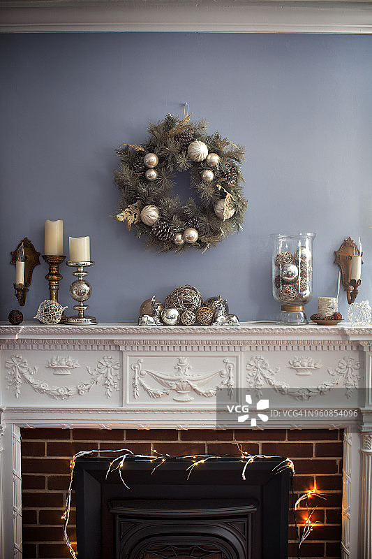 圣诞花环挂在壁炉上方的墙上图片素材