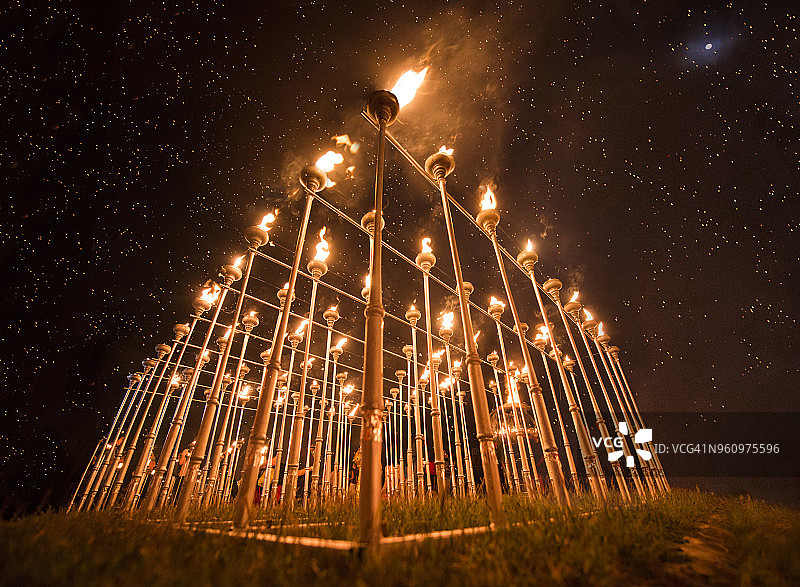 低角度的看法燃烧的火炬在loy Krathong节在清迈图片素材