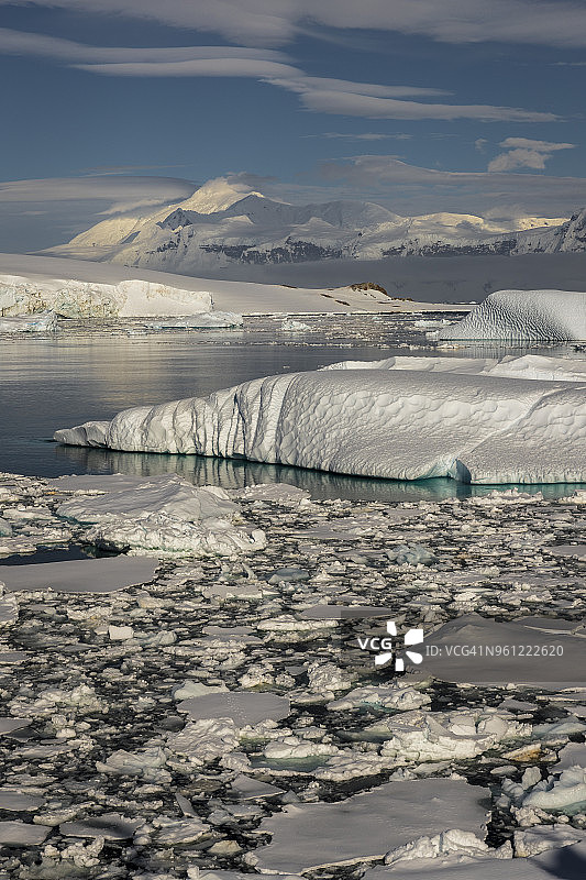 库弗维尔岛附近杰拉什海峡的冰山图片素材