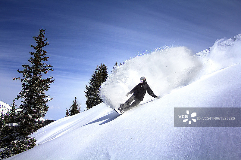 男人在雪山上滑雪的低角度视图图片素材