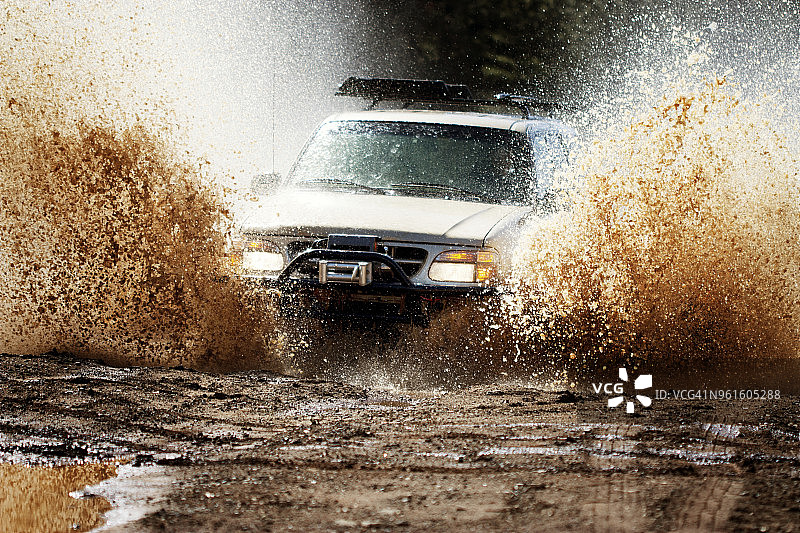 汽车在泥泞的路上行驶图片素材