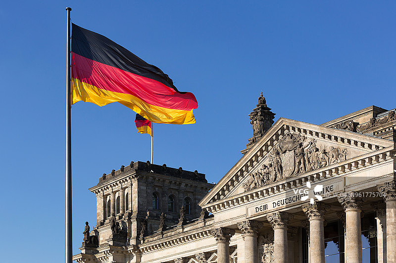 柏林国会大厦西门的楣柱上有著名的铭文:“德国人民”(Dem Deutschen Volke)，带有德国国旗图片素材