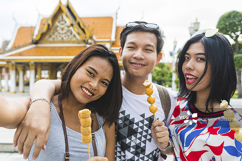 泰国，曼谷，朋友们与街头小吃自拍的照片图片素材