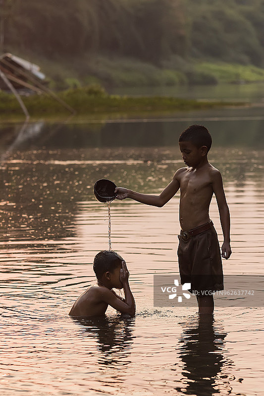 亚洲乡村河流中的儿童生活图片素材